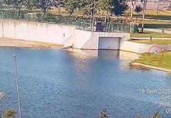 Çaya düşen 1,5 yaşındaki bebeği, parktaki güvenlik görevlisi kurtardı; o anlar kamerada