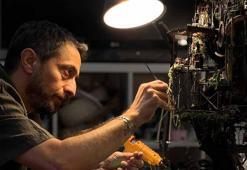 Atık malzemeleri 'diorama' sanatı ile dönüştürdü