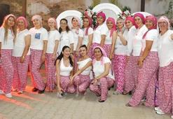 Şalvarını giyen kadınlar, tarihi mahallede eğlenceye koştu