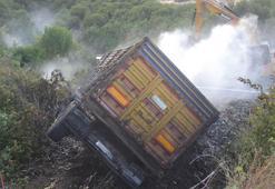 Manisa’da kamyon şarampole devrildi, çıkan yangın ormana sıçramadan söndürüldü: 1 yaralı