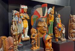 70 ülkeden aldıkları 1300 ahşap heykel eve sığmayınca, sergilemek için dükkan kiraladılar