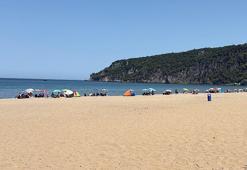 Bartın'da deniz suyu soğuk olunca plaj boş kaldı