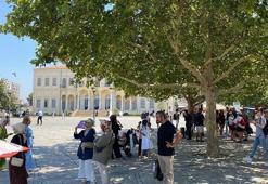 İzmir'de sıcaktan bunalanlar, ağaç altlarında serinlemeye çalıştı