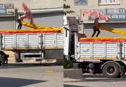 Kavurucu sıcakta beline bağladığı plaj şemsiyesi ile çalıştı