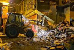 Beyoğlu'nda patlama sonrası yıkılan 3 katlı binanın enkazı kaldırılıyor