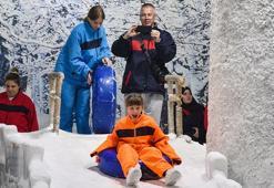 Antalya'da 40 derece sıcaktan bunalanlar, eksi 2 derecelik 'kar odası'nda serinliyor