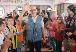 Çocuklardan camilerin 30 yıldır gönüllü temizliğini yapan Dursun Kaçan’a çiçekli ve alkışlı karşılama