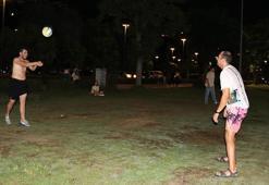 Gündüz dışarıya çıkamayanlar, akşam serinleyen havayla sahile akın etti