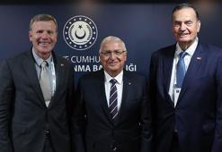 Bakan Güler'in IDEF'te diplomatik görüşmeleri sürüyor