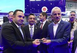 Bakan Uraloğlu 17'nci Uluslararası Savunma Sanayii Fuarı'nda stantları gezdi