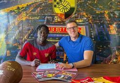 Göztepe Junior Olaitan Ishola ile imzaladı