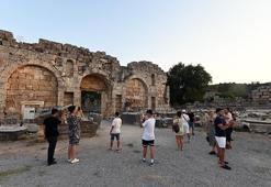 Bakan Ersoy: Antalya'da günlük 104 bin yabancı ziyaretçiyle rekor kırıldı