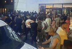 Elektrik kesintisi nedeniyle klimalar çalışmayınca, müşteriler resepsiyona inip tepki gösterdi