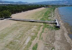 İznik Gölü'nde bir dönem deniz otobüsünün yanaştığı iskele karada kaldı