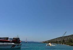 Bodrum'da kayalıklara sürttükten sonra karaya oturan yelkenli için kurtarma çalışması