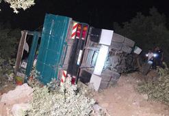 Zeytinliğe uçan biber yüklü kamyonda sıkışan sürücü yaralandı