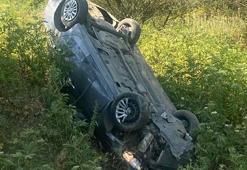 Lastiği patlayan otomobil, şarampole yuvarlandı: 1 yaralı