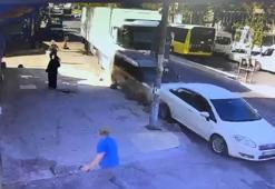 Sultanbeyli'de kaza sonrası tutanak tutulurken kayan TIR 5 araca ve markete çarptı