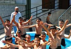 İmam cami bahçesine şişme havuz kurdu, çocuklar serinledi