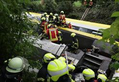 Almanya'da yolcu treni raydan çıktı: 3 ölü, 41 yaralı