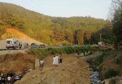 Dereye devrilen otomobildeki baba ve oğlu öldü