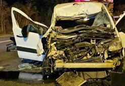 Hafif ticari araç, TIR'a çarptı; 1'i ağır, 2 yaralı