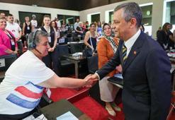 Özgür Özel, çağrı merkezi gönüllülerini ziyaret etti