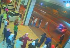 Aniden hareket eden gelin arabası yolu aşıp, metro hattı duvarına çarptı; kaza kamerada