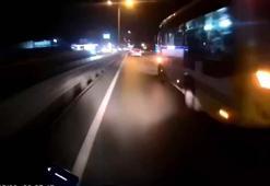 Kullandığı motosikletle otobüsle refüjün arasında sıkışmaktan ani fren yaparak kurtuldu