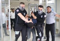 Acil servise girip, doktor ve güvenlik görevlisini bıçakladı; o anlar kamerada