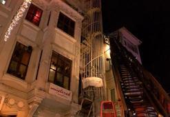 Beyoğlu'nda eğlence mekanının çatısında çıkan yangın söndürüldü