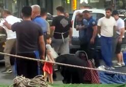 Avcılar’da pazarda başına direk düşen kişi yaralandı