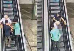 Taksim'de 67 yaşındaki adamın boğazını sıkıp gasbettiler; o anlar kamerada