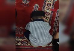 Babasıyla gittiği camide namaz kılarken uyuyakaldı, o anlar kamerada