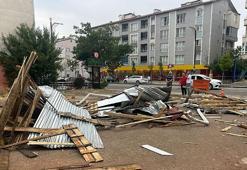 Sivas'ta sağanak ve kuvvetli rüzgar; çatı uçtu, araçlar zarar gördü