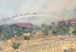 Üzerlerine ilerleyen alevlere rağmen yangının eve sıçramasını engellediler; o anlar kamerada