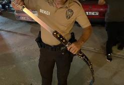 Üzerindeki kemer görünümlü kılıftan döner bıçağı çıktı