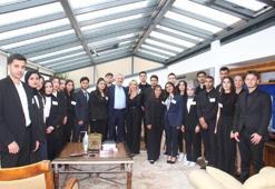 Akfen Holding Yönetim Kurulu Başkanı Hamdi Akın, TİKAV bursiyerleri ile bir araya geldi