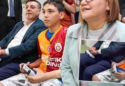 Protez kol takılan Mehmet Efe, oyun konsolu ile oynadı