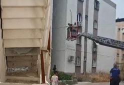 Apartman merdivenleri çöktü, mahsur kalan 10 kişi kurtarıldı