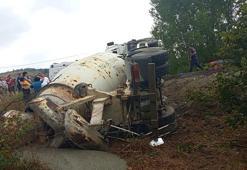 Beton mikseri, otomobilin üzerine devrildi; 1 ölü, 1 yaralı