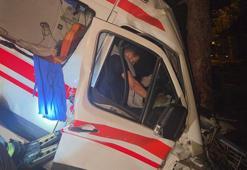 Bursa'da kamyonet ile hasta nakil ambulansı çarpıştı; 1 ölü, 4 yaralı