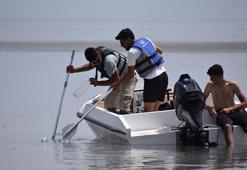 Müzik öğretmeni, kendi yaptığı tekne ile Van Gölü'nde çöp topladı