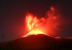 Endonezya'daki Lewotobi Laki-Laki Yanardağı'nda patlama meydana geldi