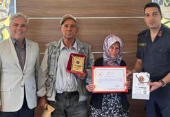 Afyonkarahisarlı çift, tüm mal varlıkları olan evi jandarmaya bağışladı