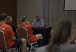 Mehmet Akif Üstündağ, Filenin Sultanları ile bir araya gelerek destek verdi