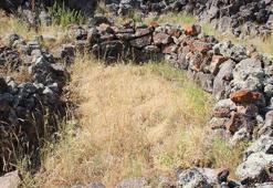 1855 yılında Tendürek Dağı'ndan akan lavların yuttuğu köyleri araştırıyorlar