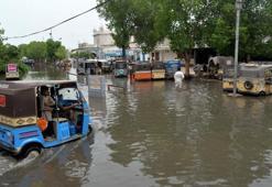 Pakistan’da muson yağmurları nedeniyle hayatını kaybedenlerin sayısı 299’a yükseldi