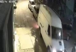 Minibüsüyle geri manevra yaparken, 2 otomobile çarpıp kaçtı; o anlar kamerada