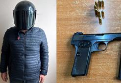 Birlikteliklerine karşı çıkan sevgilisinin ailesine silahlı saldırıya giderken yakalandı